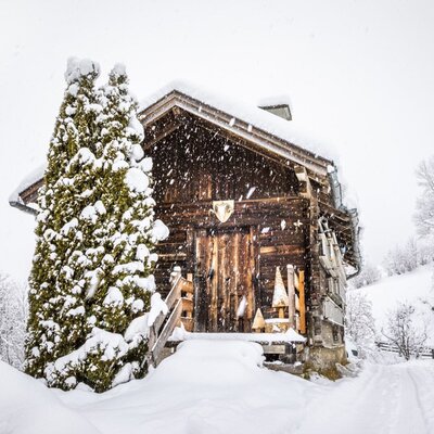 Berghütte im Winter mit Holzterrasse
