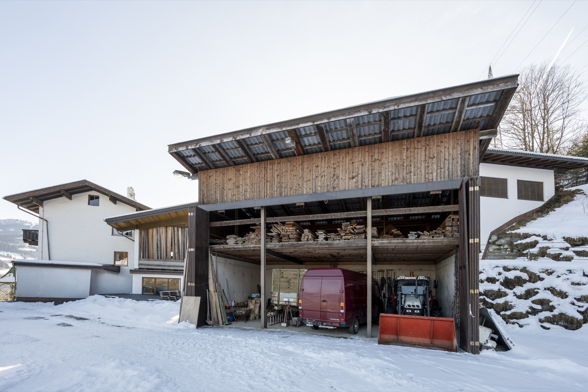Carport und Holzlager