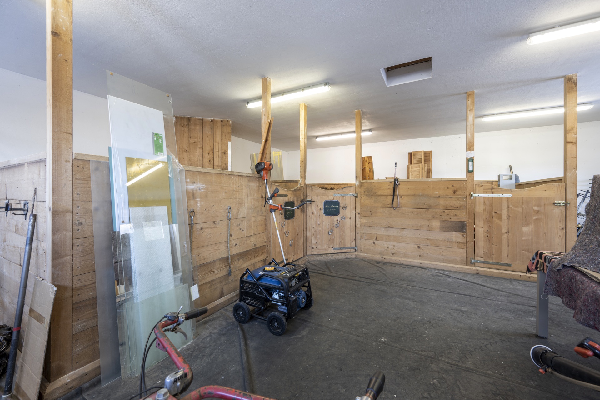 Pferdeverschlag im Stall